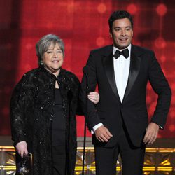 Kathy Bates y Jimmy Fallon en los Emmy 2012