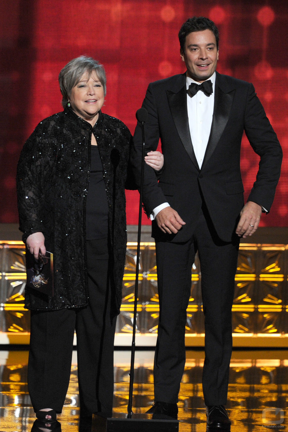 Kathy Bates y Jimmy Fallon en los Emmy 2012