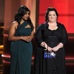 Mindy Kaling y Melissa McCarthy en los Emmy 2012