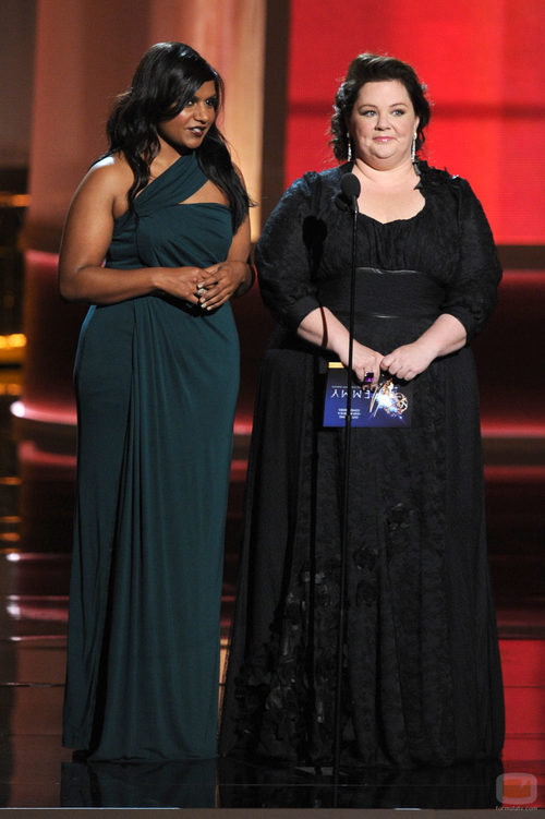 Mindy Kaling y Melissa McCarthy en los Emmy 2012
