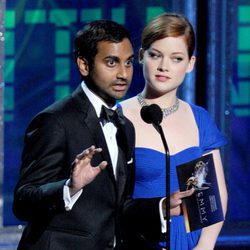 Jane Levy y Aziz Ansari en los Emmy 2012