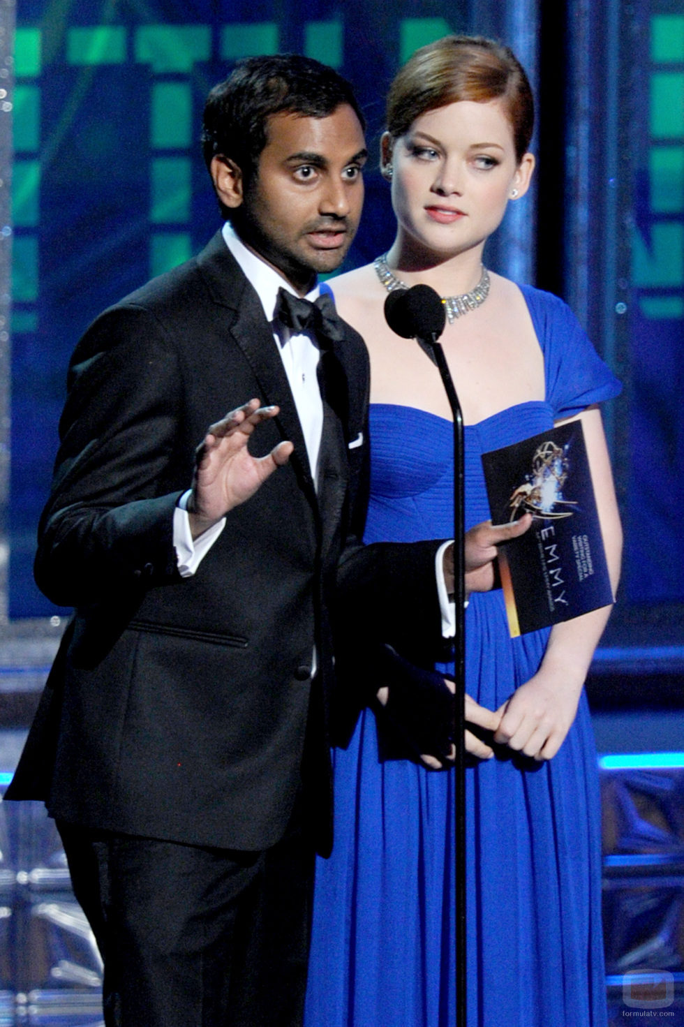 Jane Levy y Aziz Ansari en los Emmy 2012