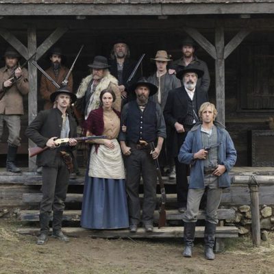 La familia Hatfields al completo en 'Hatfields & McCoys'
