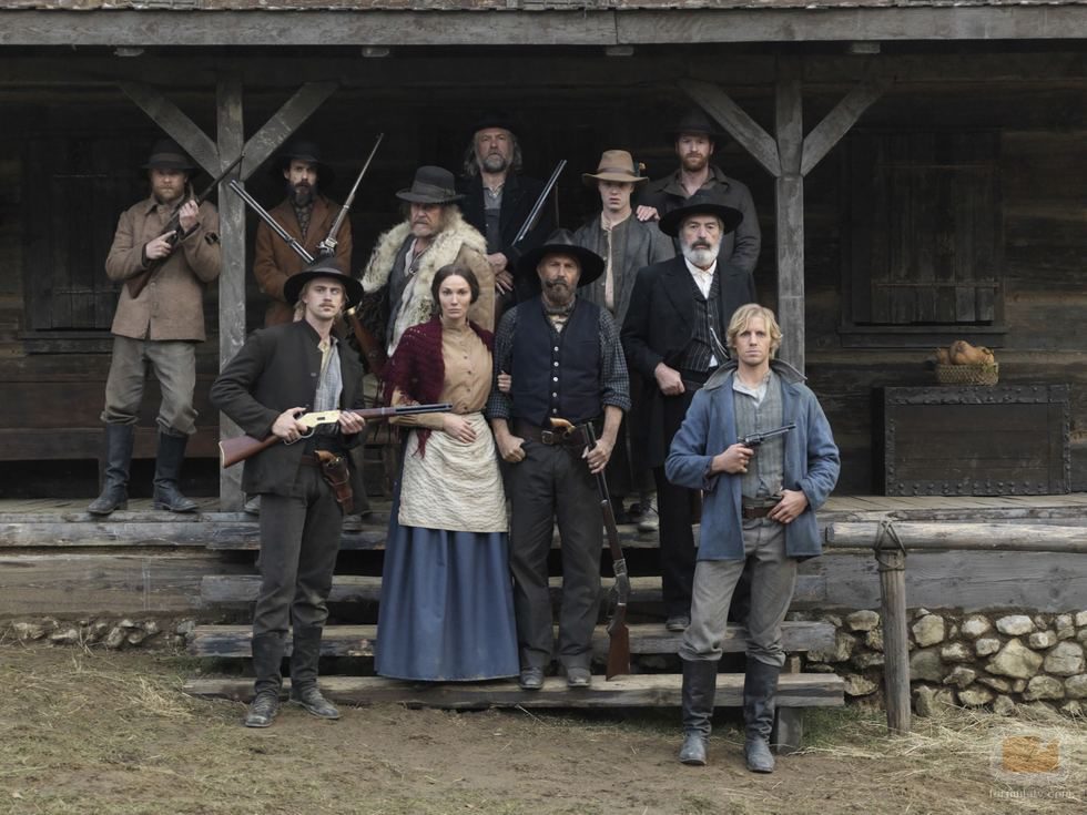 La familia Hatfields al completo en 'Hatfields & McCoys'