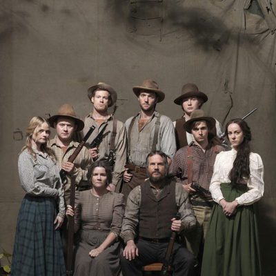 La familia McCoys al completo en 'Hatfields & McCoys'