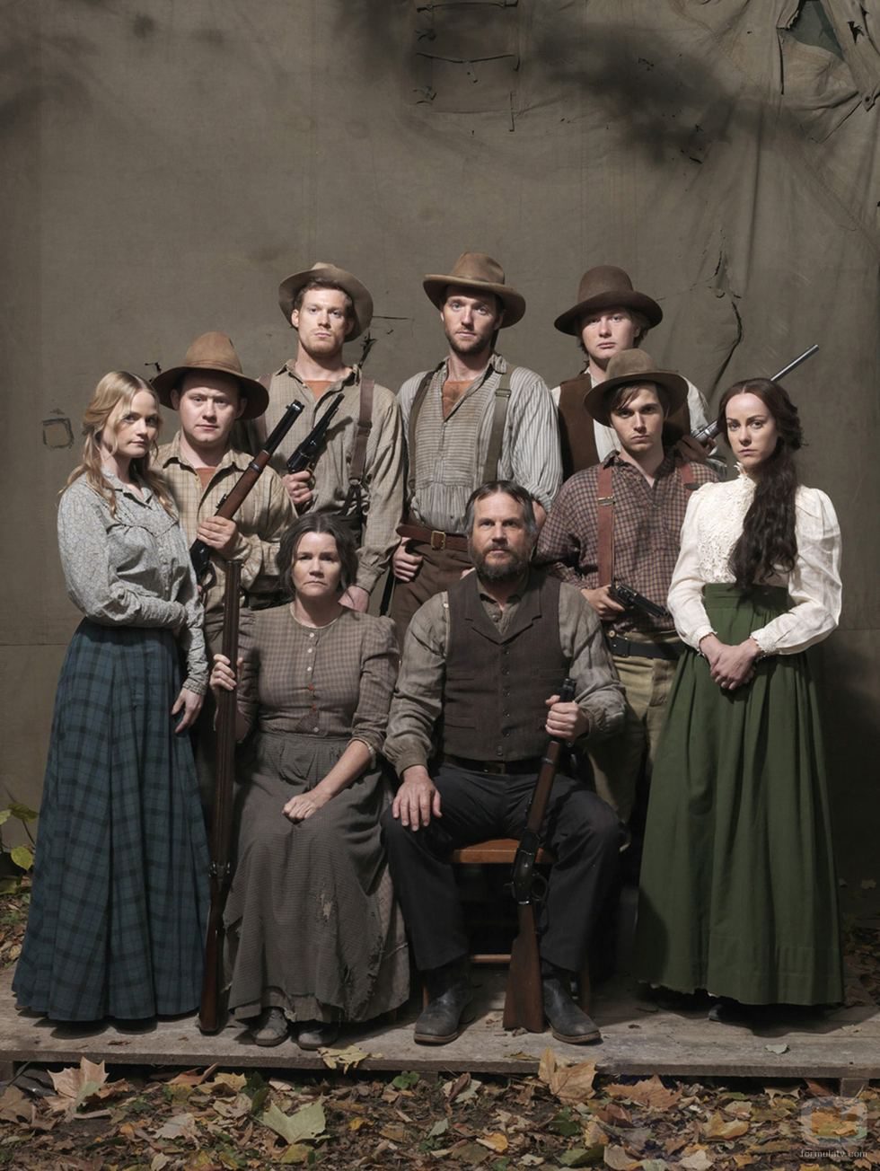 La familia McCoys al completo en 'Hatfields & McCoys'