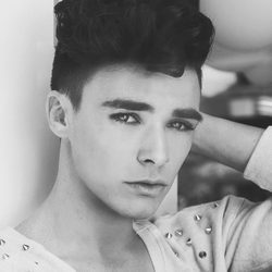 Jefferson, exconcursante de Operación Triunfo, posa para la revista Overlay Magazine