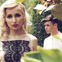 Los dos cantantes posan juntos para su entrevista en Overlay magazine