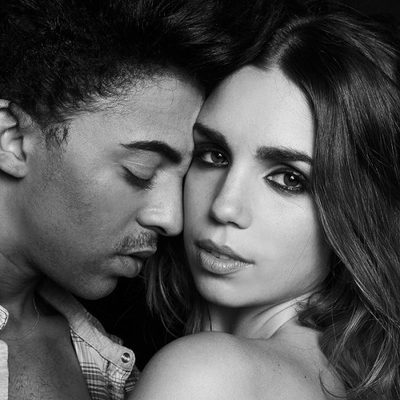 Elena Furiase posa con el actor cubano Jazz Vila para su entrevista en Overlay Magazine