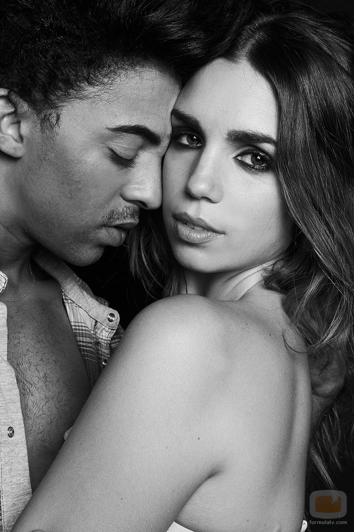 Elena Furiase posa con el actor cubano Jazz Vila para su entrevista en Overlay Magazine