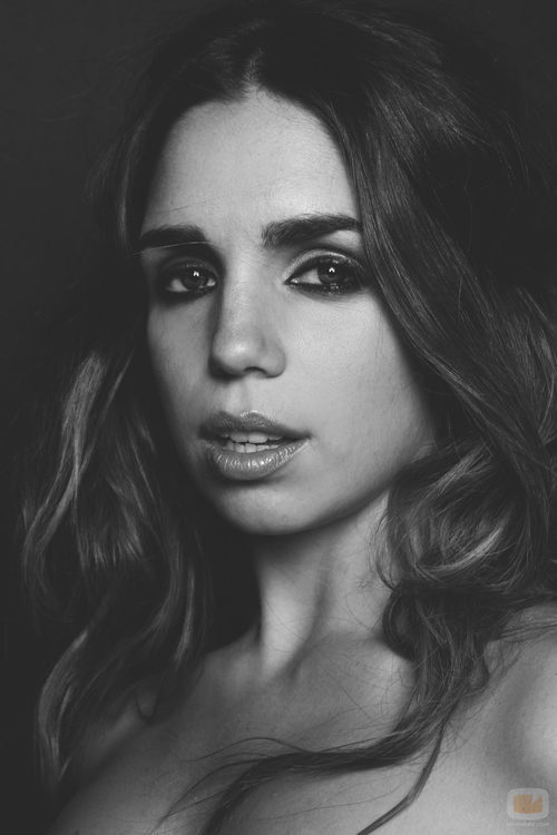 Primer plano de la actriz Elena Furiase para Overlay Magazine