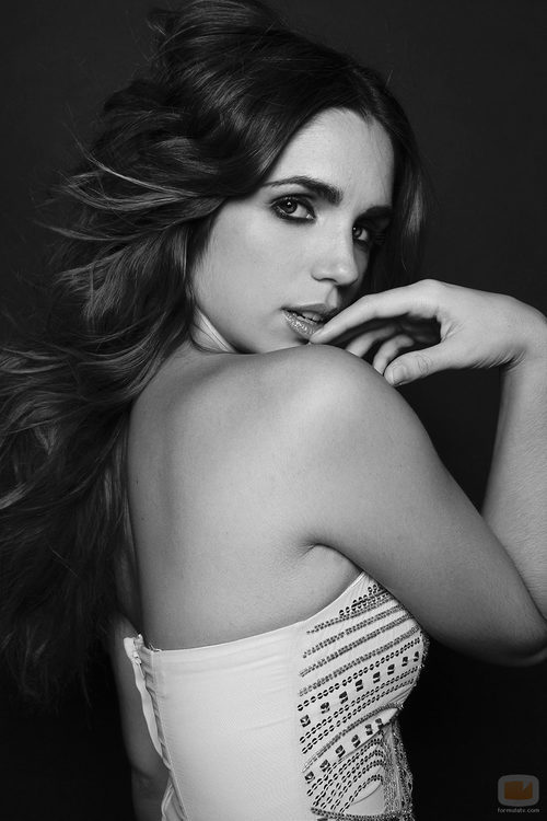 Elena Furiase muestra su espalda a Overlay Magazine