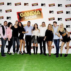 Laura Abril y Raffaele Annecchino con el reparto de 'Gandía Shore'