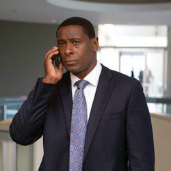 David Harewood hablando por teléfono en 'Homeland'