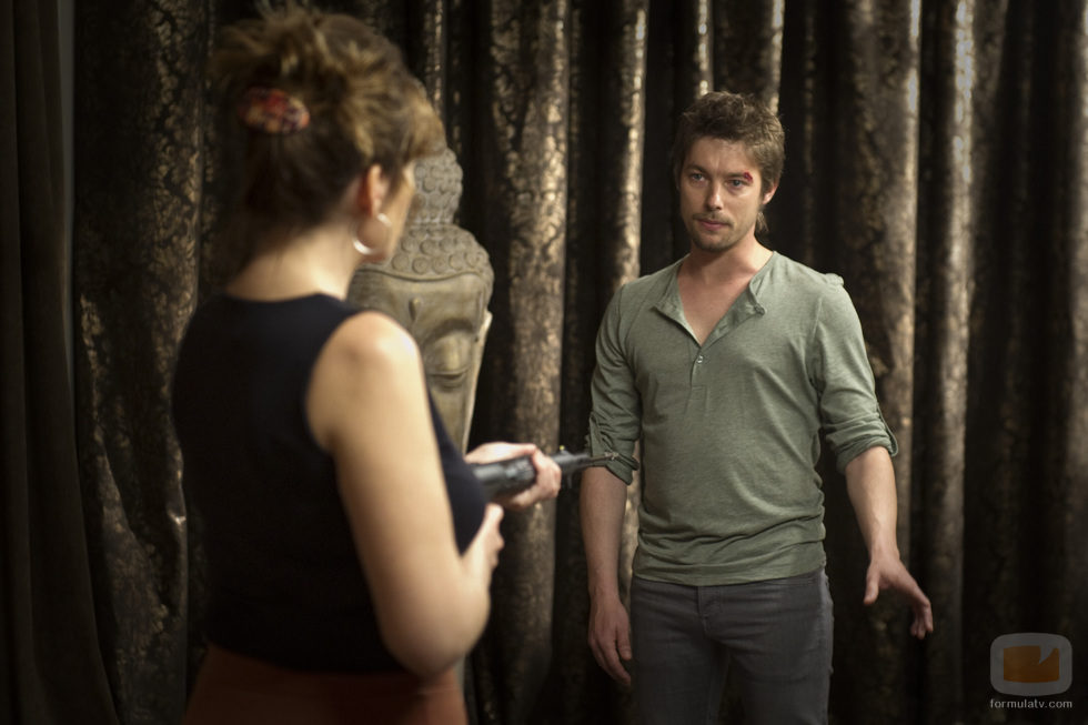 Neus Sanz (Salomé) apunta con un arma a Jan Cornet (Max) en la tercera temporada de 'El Barco'