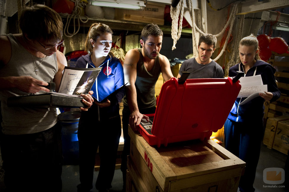 Palomares, Ainhoa, Ramiro, Piti y Sol investigan el transpondedor en la tercera temporada de 'El Barco'