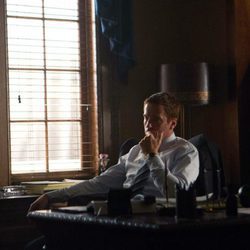 Damian Lewis pensativo en el despacho en la segunda temporada de 'Homeland'