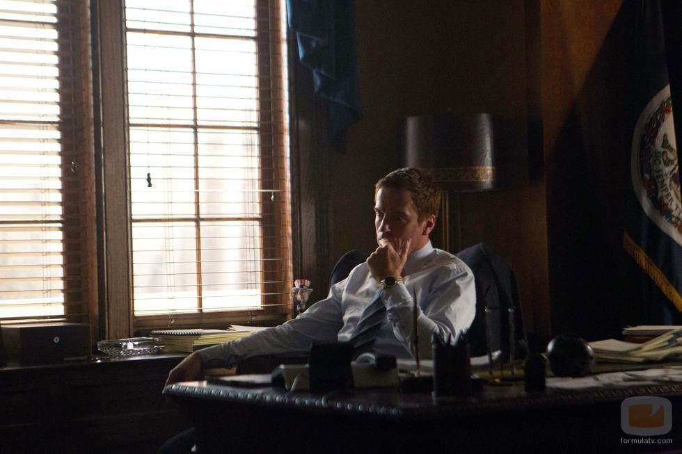 Damian Lewis pensativo en el despacho en la segunda temporada de 'Homeland'