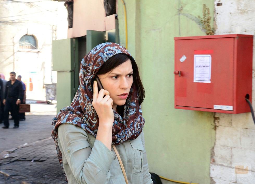 Carrie Mathinson hablando por teléfono en la segunda temporada de 'Homeland'