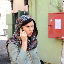 Carrie Mathinson hablando por teléfono en la segunda temporada de 'Homeland'