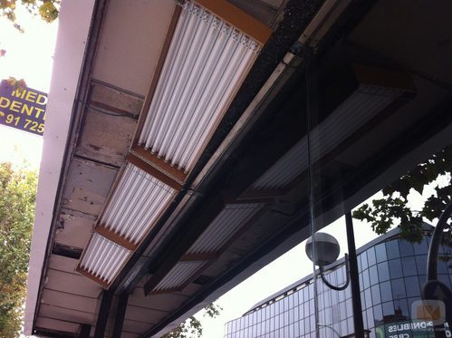 Fluorescentes del exterior del plató de 'Alguien tenía que decirlo'