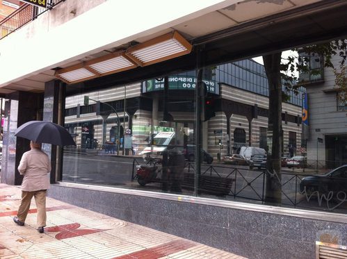 Fachada principal del local de 'Alguien tenía que decirlo'