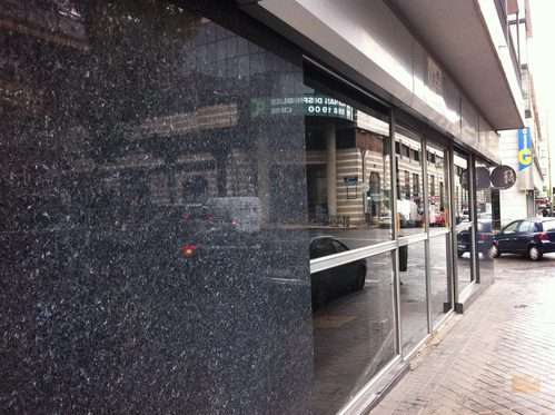 Escaparate del "office" de 'Alguien tenía que decirlo'