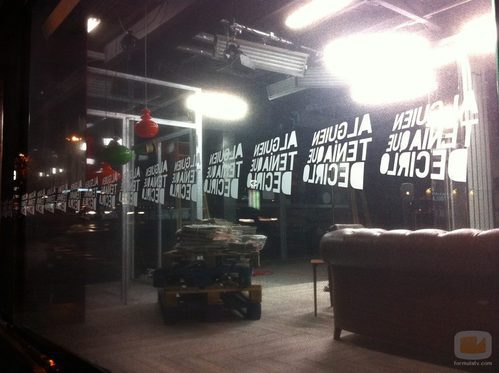 La marca 'Alguien tenía que decirlo' pegada en el escaparate