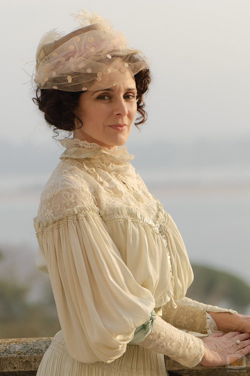 Adriana (Silvia Marsó), se enamorará de Javier Alarcón (Eloy Azorín) en 'Gran Hotel'