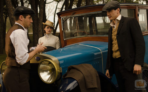 Alicia Alarcón, Julio y Andrés investigando en 'Gran Hotel'