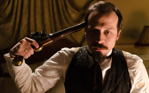 Alfredo Vergara (Fele Martínez) se apunta con un arma en 'Gran Hotel'