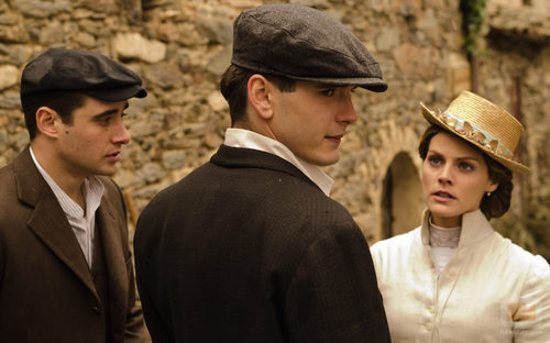 Amaia Salamanca, Yon González y Llorenç González en una escena de la segunda temporada de 'Gran Hotel'