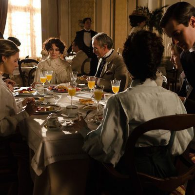 Desayuno con parte del reparto en el capítulo 13 de 'Gran Hotel'