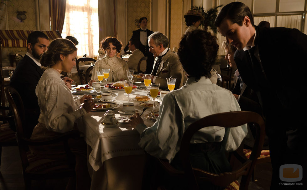 Desayuno con parte del reparto en el capítulo 13 de 'Gran Hotel'