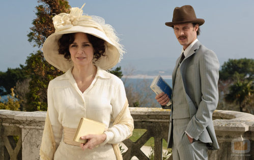 Surge la atracción entre Adriana (Silvia Marsó) y Javier Alarcón (Eloy Azorín) en 'Gran Hotel'