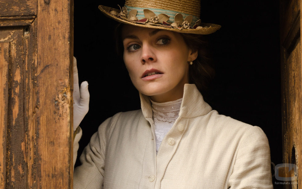 Alicia Alarcón (Amaia Salamanca) en el capítulo de "Regreso al pasado" en 'Gran Hotel'