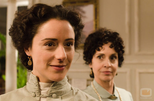 Doña Teresa (Adriana Ozores) y Sofía Alarcón (Luz Valdenebro) en la segunda temporada de 'Gran Hotel'