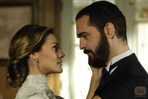 Alicia Alarcón junto a su esposo Diego en la segunda temporada de 'Gran Hotel'