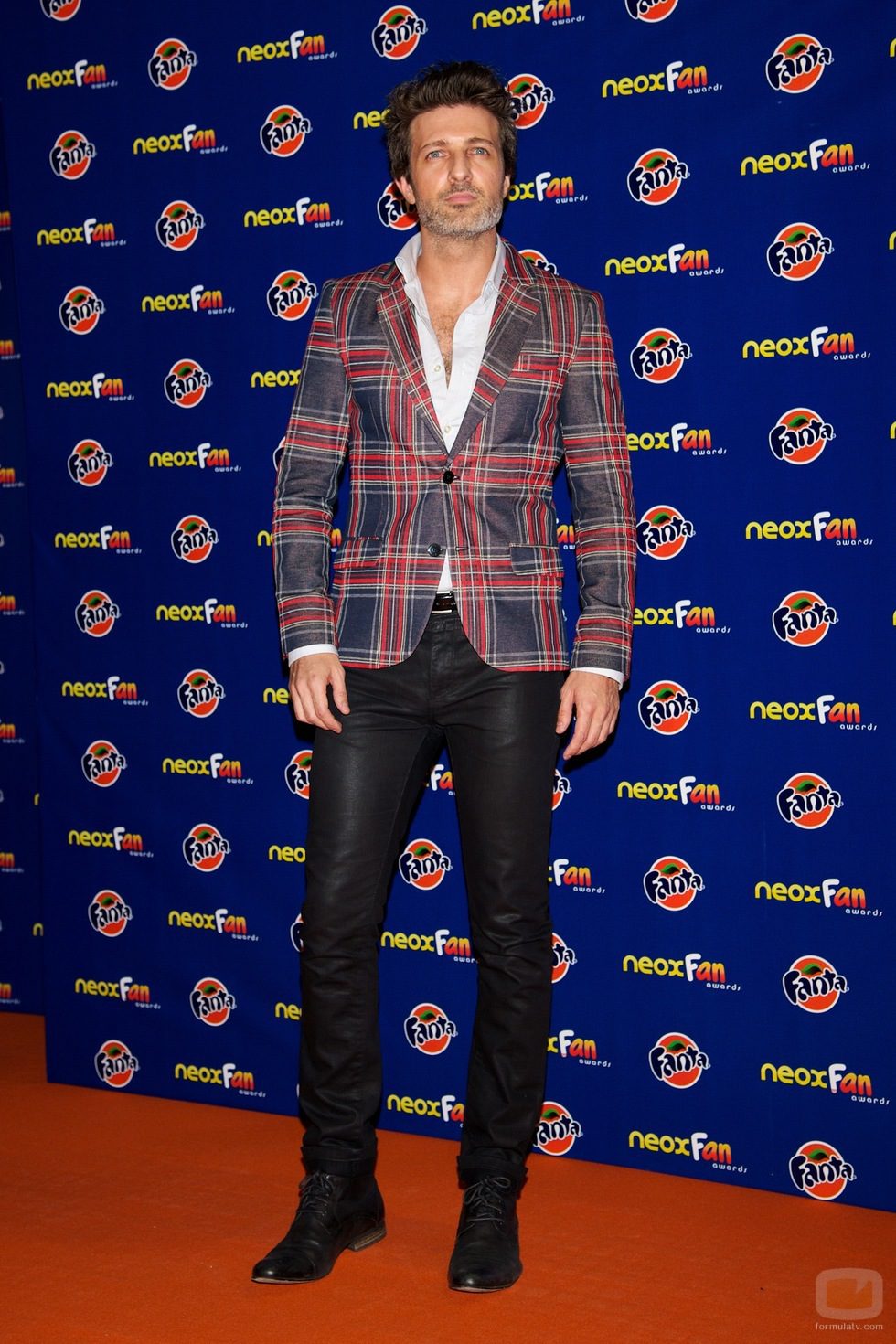 Jesús Olmedo en la alfombra naranja de los Neox Fan Awards