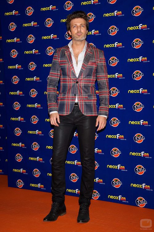 Jesús Olmedo en la alfombra naranja de los Neox Fan Awards