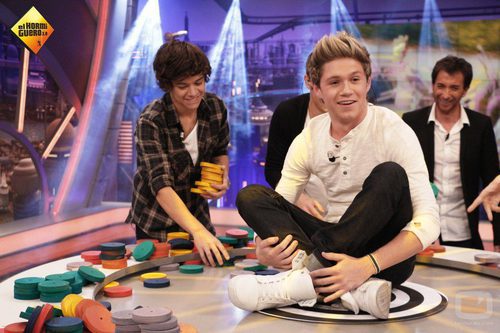 Niall Horan sentado en una rueda giratoria en 'El Hormiguero'