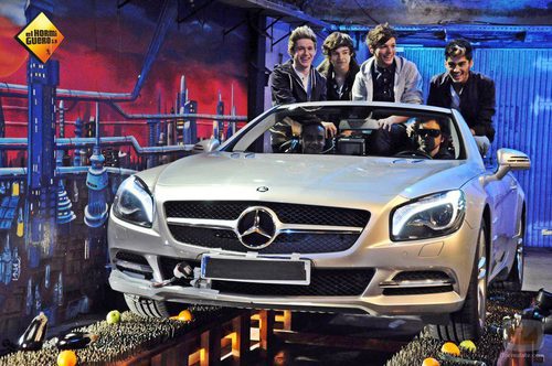 One Direction con El Hombre de Negro