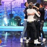 Los chicos de One Direction abrazan a Pablo Motos