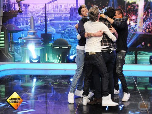 Los chicos de One Direction abrazan a Pablo Motos