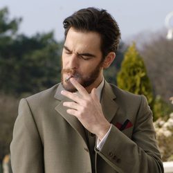 Alfonso Bassave fuma en 'Gran Hotel'