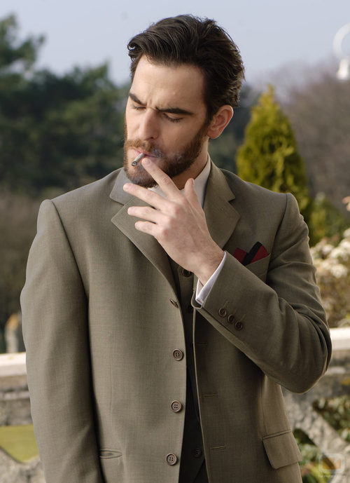 Alfonso Bassave fuma en 'Gran Hotel'