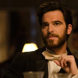 Gonzalo (Alfonso Bassave) cena en el 'Gran Hotel'