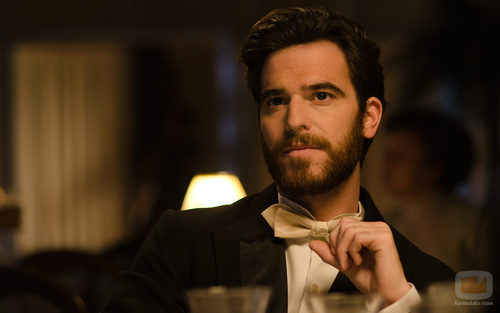 Gonzalo (Alfonso Bassave) cena en el 'Gran Hotel'