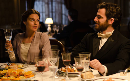 Amaia Salamanca y Alfonso Bassave en 'Gran Hotel'