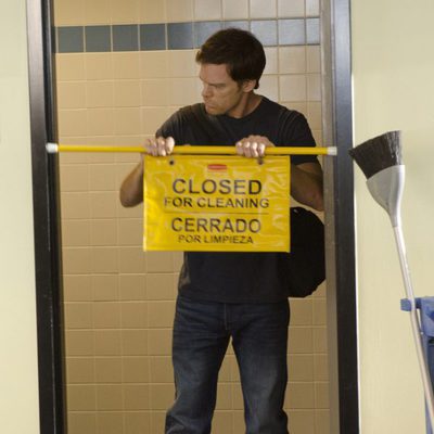 Dexter intentando entrar en un baño en la séptima temporada